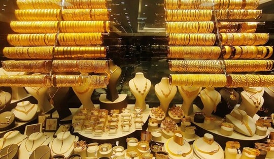 Giá vàng thế giới chạm mức cao nhất 7 tuần, giá bạc rời đỉnh lịch sử