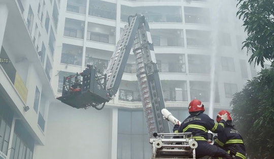 Nín thở xem cứu người mắc kẹt tầng cao trong vụ cháy giả định tại chung cư Hà Nội