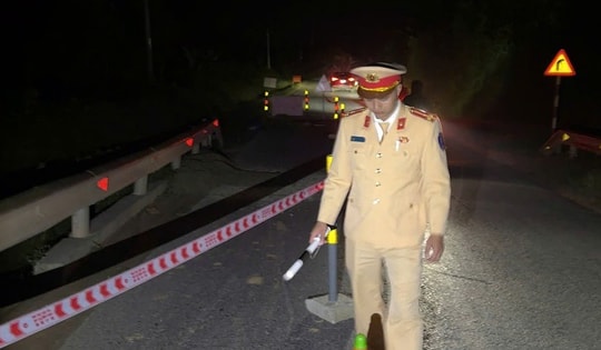 Xuất hiện hố sụt lún trên tuyến Quốc lộ 49 ở Huế