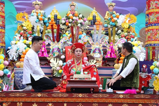 Diễn xướng tín ngưỡng thờ Mẫu xứ Đoài năm 2025 : Tôn vinh giá trị truyền thống, định hướng thực hành chuẩn mực