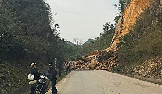 Có công nhân bị vùi lấp trong vụ sạt lở tại Quốc lộ 6