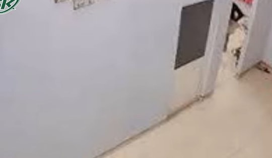 Chồng hành hung vợ mặc con nhỏ khóc thét hoảng loạn dưới sàn nhà gây phẫn nộ