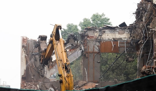 Cận cảnh phá dỡ loạt công trình trên 'đất vàng' ven hồ Hoàn Kiếm