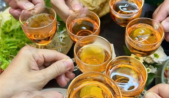 Lôi kéo, xúi giục người khác uống rượu bia có thể bị phạt tiền