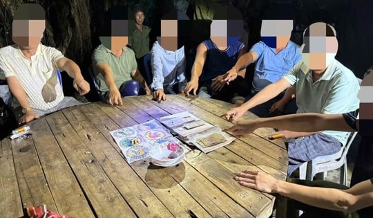 Bắt quả tang nhóm 8 người lắc bầu cua 'ăn thua' bằng tiền ở quán cà phê