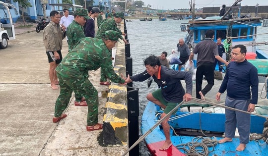 Cứu 6 ngư dân gặp nạn đưa vào đảo tiền tiêu