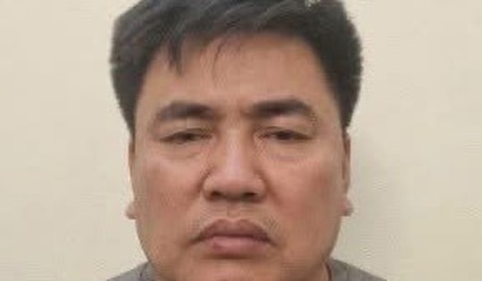 Khởi tố đối tượng đẩy cảnh sát giao thông vào đầu xe tải