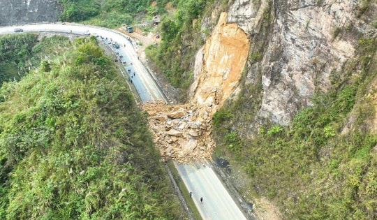 Vì sao hàng nghìn mét khối đất bỗng dưng đổ xuống đường giữa thời tiết đẹp ở Quốc lộ 6?