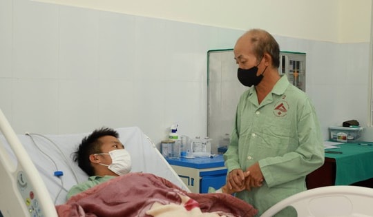 Hiến thận cứu con trai, người cha ở Lào Cai làm nên điều kỳ diệu