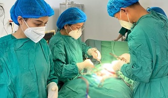 Mổ cấp cứu kịp thời, cứu an toàn thai nhi 40 tuần có dấu hiệu suy thai