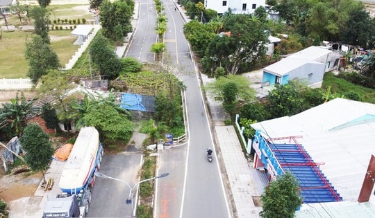 Cận cảnh con đường độc lạ, bị 'bẻ cong' vì một… ngôi nhà