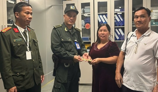 Nữ hành khách vui mừng nhận lại lắc vàng bỏ quên tại sân bay Phú Bài