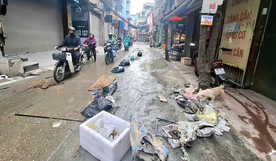 Người dân khốn khổ vì nước cống tràn lên mặt đường Triều Khúc