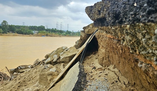 Sạt lở 'nuốt' đường, đe doạ nhà cửa, đất sản xuất của người dân