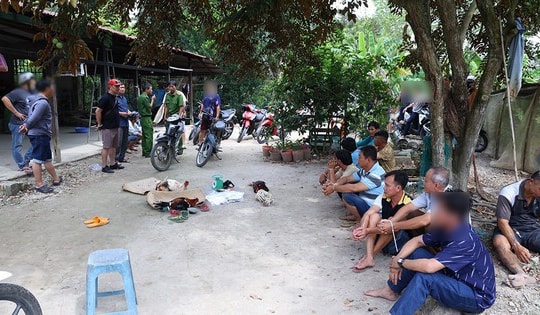 Đột kích bãi đất trống, bắt giữ 8 đối tượng tham gia đá gà ăn tiền