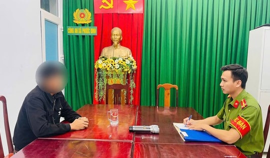 Công an làm việc với nam thanh niên hát karaoke gây ồn ào