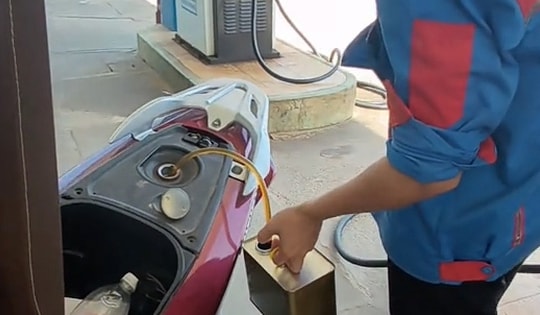 Cho thôi việc nhân viên từ chối nhận chuyển khoản, rút lại xăng của khách