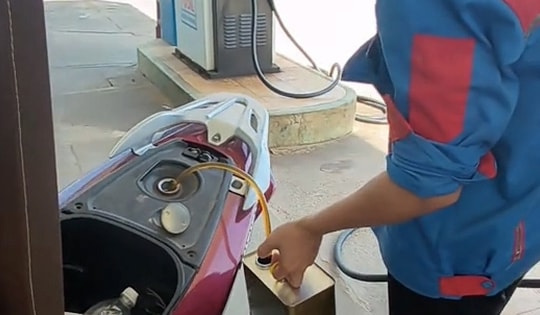 Làm rõ vụ nhân viên cây xăng từ chối nhận chuyển khoản, rút lại xăng của khách