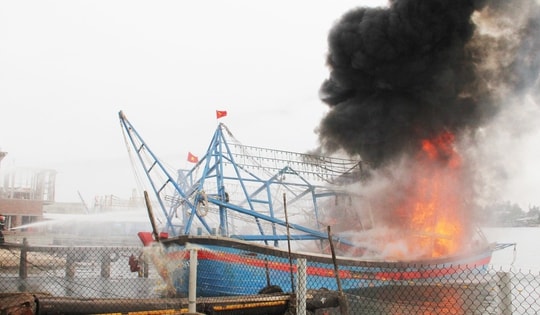 Tàu cá Đà Nẵng cháy và chìm trên biển, 55 thuyền viên gặp nạn