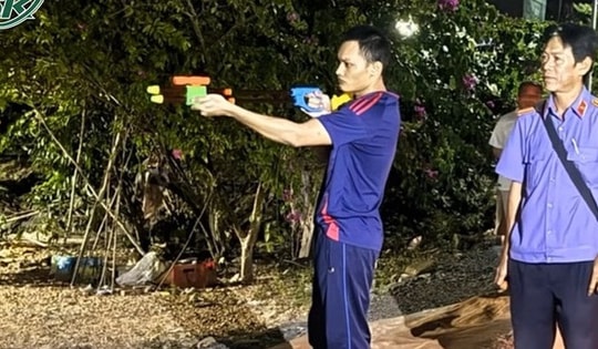 Dựng lại hiện trường vụ con rể dùng 2 khẩu súng nã đạn vào nhà bố vợ, cướp tài sản