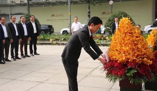 Đoàn đại biểu Lào dâng hoa tưởng niệm Chủ tịch Hồ Chí Minh tại TPHCM