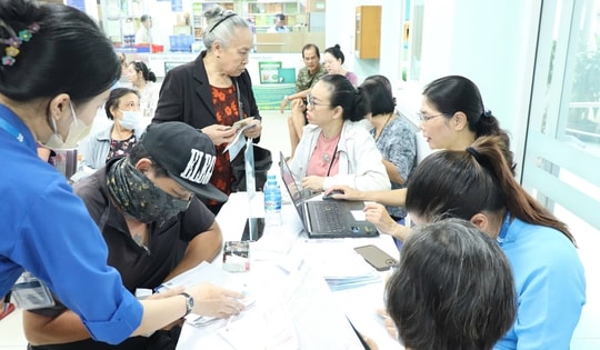 Bệnh viện Y học cổ truyền TPHCM tặng thẻ BHYT cho người cao tuổi, khó khăn