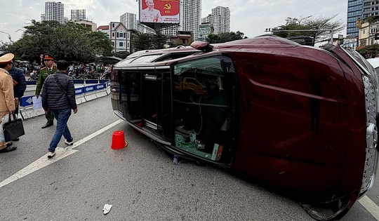 Tai nạn liên hoàn 3 ô tô tại Ngã Tư Sở, một xe lật nghiêng, bung túi khí