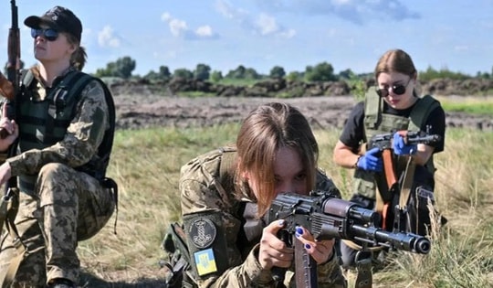 Phụ nữ Ukraine đang phải đảm nhận nhiều 'vai trò đặc quyền' của nam giới ở tiền tuyến