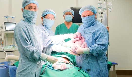 Y học Việt Nam ghi dấu mốc mới: Bé trai sinh ra từ mẹ điều trị u xơ bằng sóng siêu âm hội tụ