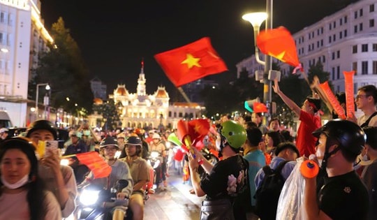 TP Hồ Chí Minh 'bùng nổ' trong đêm mừng U22 Việt Nam vô địch SEA Games 33
