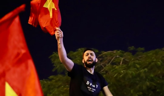 Nhìn lại những hình ảnh đẹp trong đêm người dân Hà Nội mừng tuyển U22 Việt Nam vô địch SEA Games