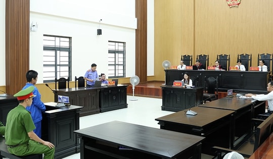 Phóng hỏa, tạt cồn vào người hàng xóm