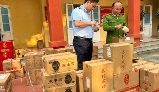 Kiểm tra địa điểm kinh doanh, bất ngờ phát hiện hơn 2000 chai rượu nghi nhập lậu