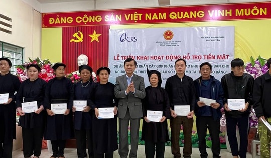 Cấp phát tiền mặt hỗ trợ người dân tỉnh Cao Bằng sau thiên tai