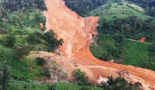 Phó Chủ tịch Quốc hội thăm, động viên gia đình nạn nhân vụ sạt lở ở Hùng Sơn