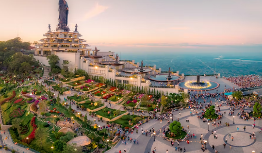 Vé cáp treo lên núi Bà Đen chỉ 200.000 đồng trong tháng cuối năm