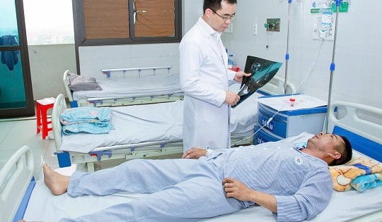 Đau bụng kéo dài, người đàn ông phát hiện ung thư dạ dày kèm dị tật ruột hiếm