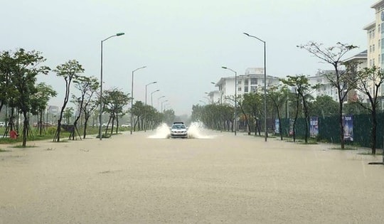 Miền Trung vẫn mưa lớn, nhiều khu vực biển động rất mạnh