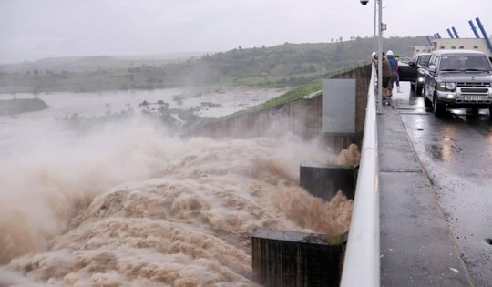 Nếu biết miền Trung hay lũ, sao không xây hồ thật lớn để điều tiết?