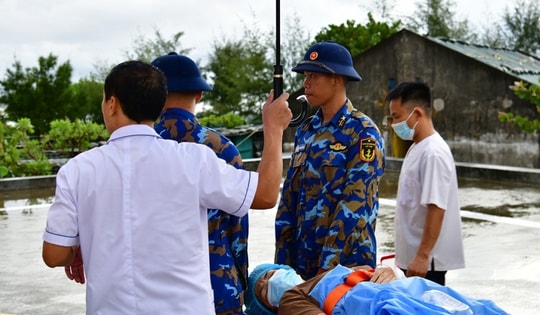 Cấp cứu, đưa sản phụ từ đảo Sinh Tồn về đất liền bằng máy bay