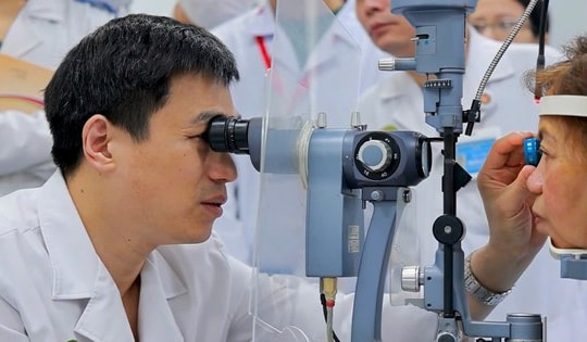Đại tá, PGS.TS Nguyễn Đình Ngân: Tầm soát nhãn khoa từ cộng đồng - 'Phòng tuyến' đầu tiên chống mù lòa