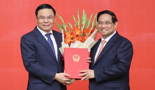 Thủ tướng trao Quyết định giao Quyền Bộ trưởng Bộ Công Thương cho ông Lê Mạnh Hùng
