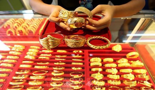 Giá vàng giao ngay lần đầu tiên phá mốc 4.400 USD/ounce