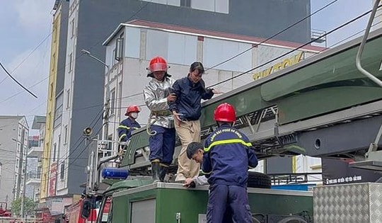 Kịp thời giải cứu 8 người mắc kẹt trong vụ cháy nhà trọ ở Bắc Ninh