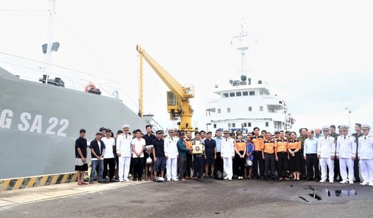 52 ngư dân gặp nạn trên biển đã được bàn giao cho gia đình