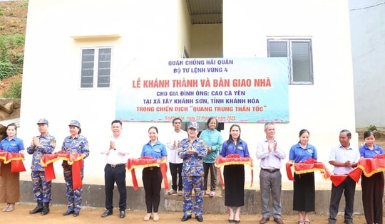 Vùng 4 Hải quân bàn giao nhà mới trong 'Chiến dịch Quang Trung'