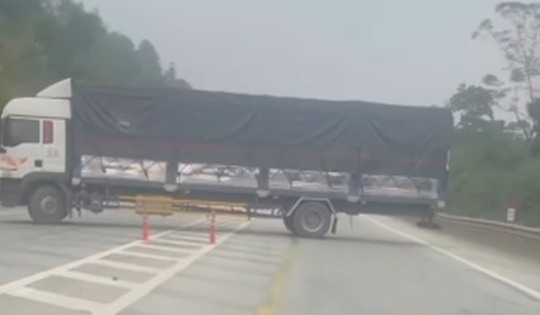 Xe tải quay đầu trên cao tốc Nội Bài – Lào Cai, tài xế bị phạt 35 triệu đồng