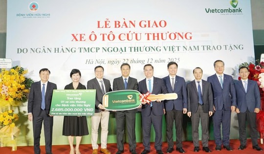 Vietcombank tặng xe cứu thương trị giá gần 2,7 tỷ đồng cho Bệnh viện Hữu Nghị