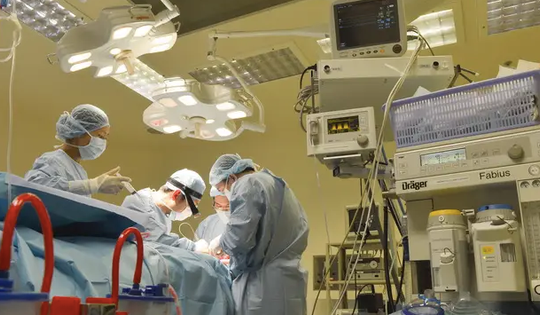 Ba cuộc phẫu thuật giành lại sự sống cho cụ bà 88 tuổi mắc căn bệnh hiếm gặp