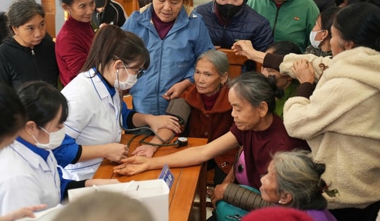 Đoàn Thanh niên Bộ Y tế khám, tư vấn sức khỏe miễn phí cho người dân Kim Điền, Quảng Trị sau lũ